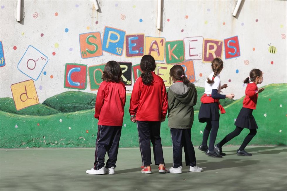 Archivo - Un grupo de niños en el patio del colegio sin mascarilla, en el colegio Blanca de Castilla, a 10 de febrero de 2022, en Madrid (España). La eliminación de la obligatoriedad de llevar mascarilla en exteriores, entra en vigor hoy. Además, se eli