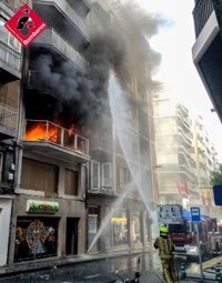 Heridos con quemaduras tres bomberos y ocho personas trasladadas a hospitales en el incendio de un piso en Elche