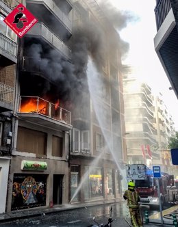 Actuación de los bomberos en el incendio de Elche