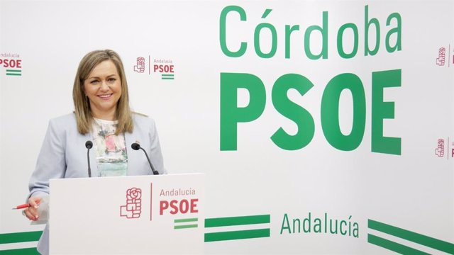 Archivo - La senadora del PSOE por Córdoba María Jesús Serrano, en la sede de su partido.