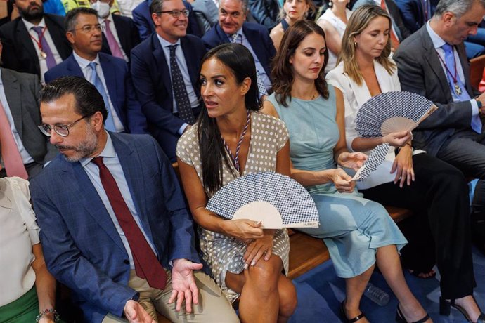 El consejero de Hacienda de la Comunidad de Madrid, Javier Fernández-Lasquetty; la vicealcaldesa de Madrid, Begoña Villacís; y la portavoz de Más Madrid en el Ayuntamiento, Rita Maestre,  minutos antes de la misa en honor a la Virgen de la Paloma