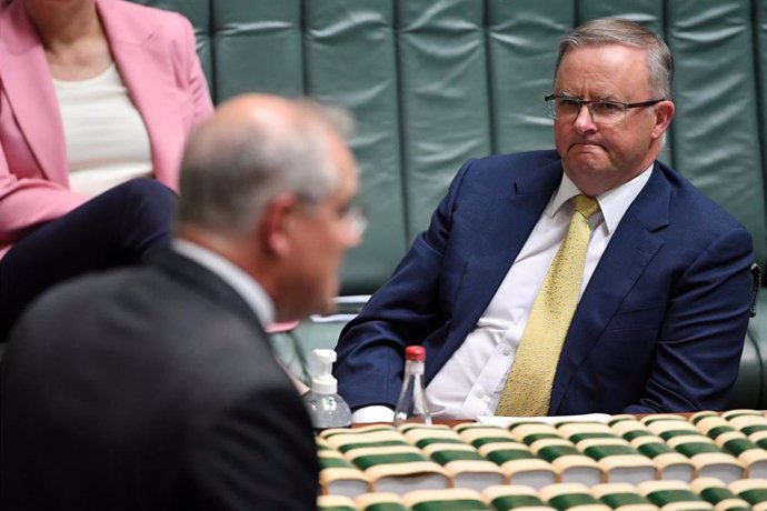 Archivo - El primer ministro de Australia, Anthony Albanese (izda), y su antecesor, Scott Morrison.