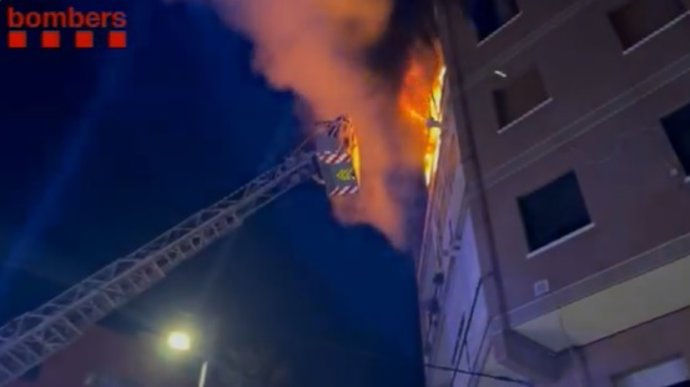 Un bomber apagant el foc en un pis de Ripollet (Barcelona)
