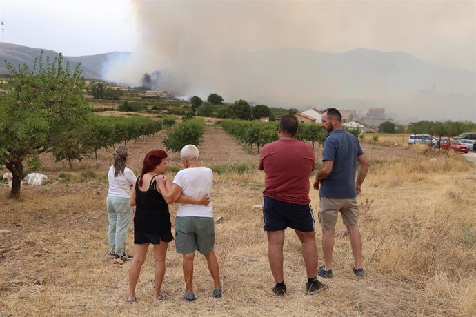 Vecinos observan el incendio desde la distancia