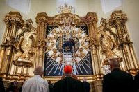 La bajada de la Virgen de La Paloma finaliza tras una misa, que recupera ofrenda floral y procesión esta tarde