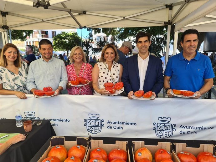 Los vicepresidentes primero y cuarto de la institución provincial, Margarita del Cid y Cristóbal Ortega, asisten en Coín a la tradicional cata-concurso-subasta del Tomate Huevo de Toro,