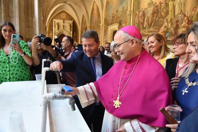 El presiente de C-LM, Emiliano García-Page, con el arzobispo de Toledo, Francisco Cerro Chaves, y la alcaldesa, Milagros Tolón, en el claustro de la catedral.