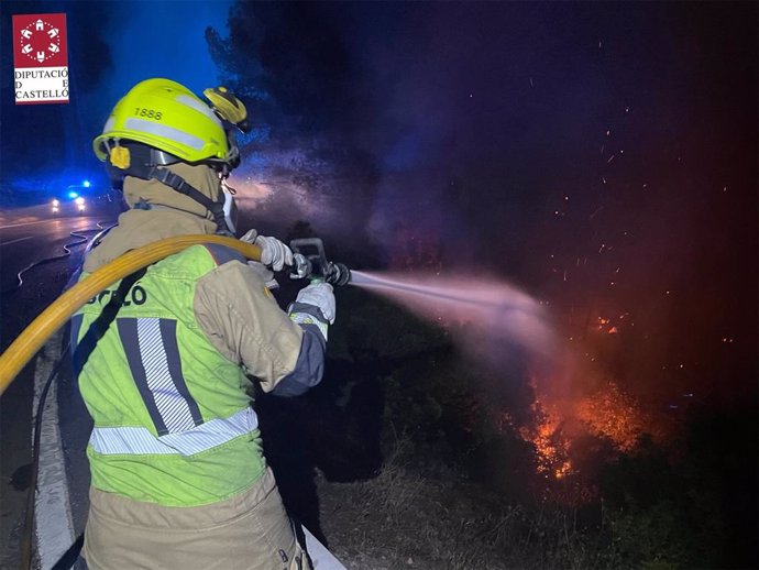 Bombero del Consorcio de Castellón en el incendio de Les Useres