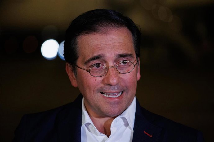 El ministro de Asuntos Exteriores, Unión Europea y Cooperación, José Manuel Albares, ofrece declaraciones a los medios de comunicación tras la llegada de colaboradores afganos a la Base Aérea de Torrejón de Ardoz en un avión procedente de Pakistán