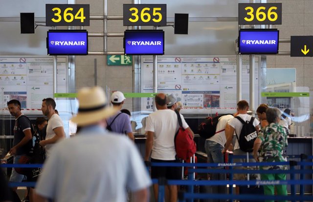 Cientos de turistas hacen colas en los puestos de embarque de Ryanair, en el Aeropuerto Costa del Sol