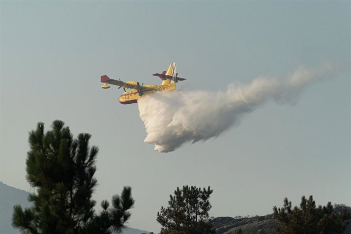 Un avión de extinción de incendios trabaja en la extinción del incendio iniciado en Boiro, a 6 de agosto de 2022, en Boiro, A Coruña (Galicia). La Consellería do Medio Rural ha informado de que la superficie calcinada en el incendio declarado el jueves 