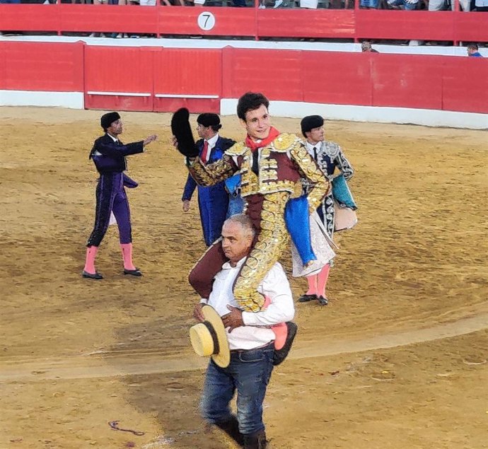 El novillero riojano Fabio Jiménez a hombros en Alfaro