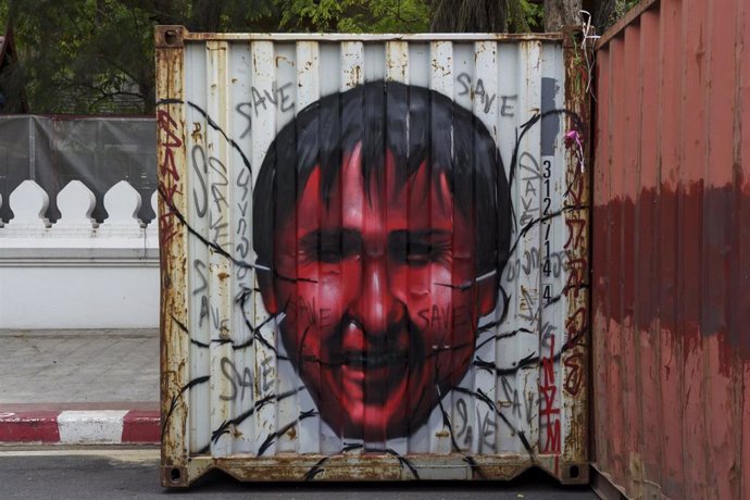 Graffiti por el activista Pholachi 'Billy' Rakchongcharoen en Bangkok, Tailandia.