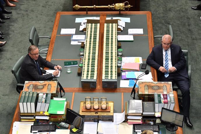 Archivo - Imagen de archivo del actual primer ministro, Anthony Albanese, y el ahora ex primer ministro Scott Morrison en Canberra, Australia.