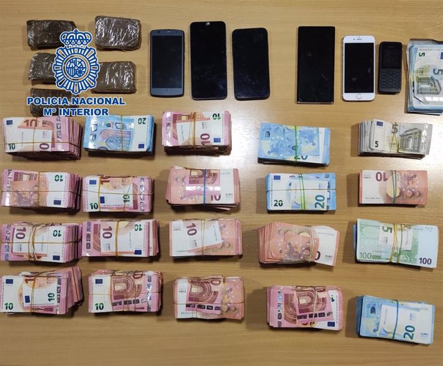Dinero y otros objetos intervenidos en una intervención de la Policía Nacional en Almería ante un supuesto pase de droga