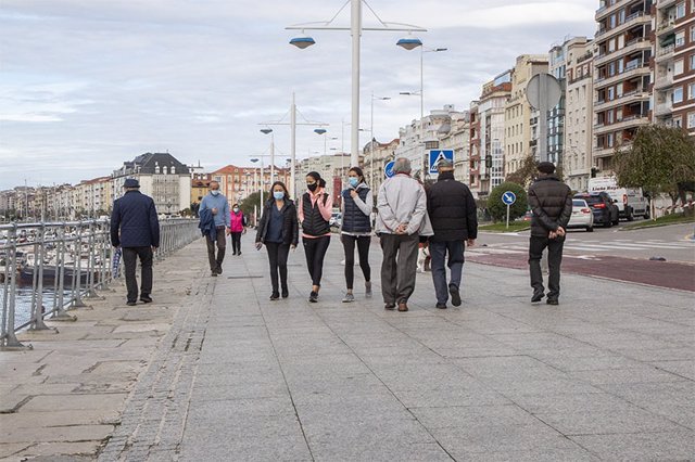 Archivo - Personas paseando por Santander