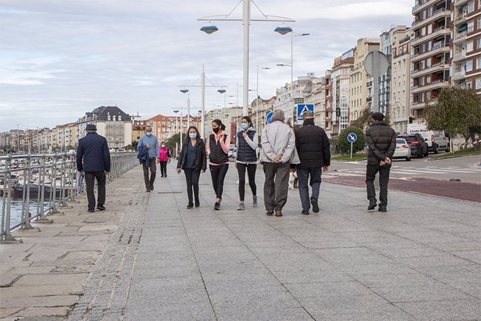 Archivo - Personas paseando por Santander