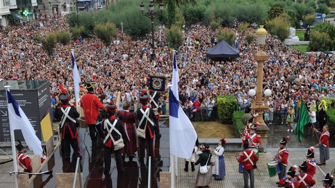 Asistentes disfrutan del tradicional Cañonazo que da inicio a la Semana Grande de San Sebastián, a 13 de agosto de 2022, en San Sebastián