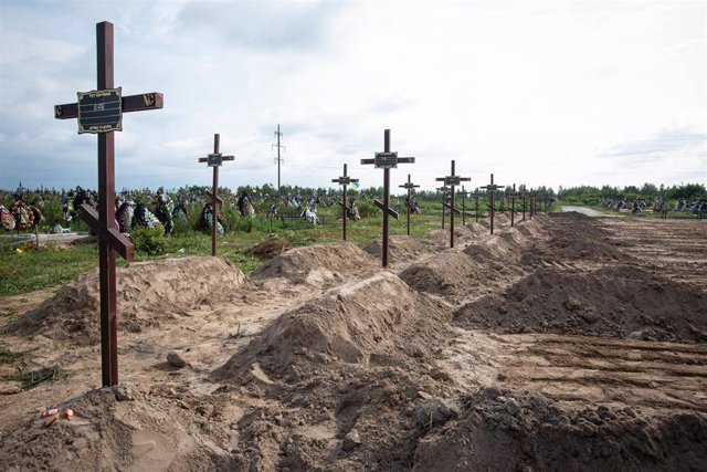 Cementerio improvisado en Bucha, Ucrania.