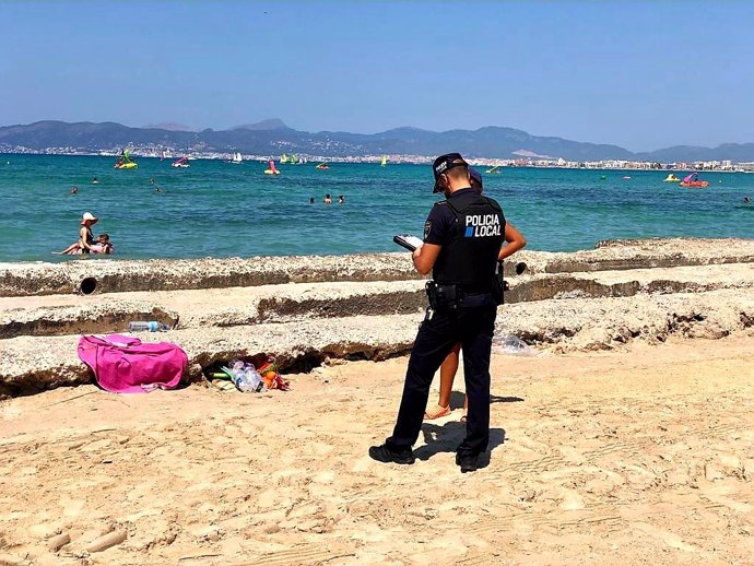 Intervienen más de 1.200 latas de bebidas y productos falsificados en Playa de Palma.