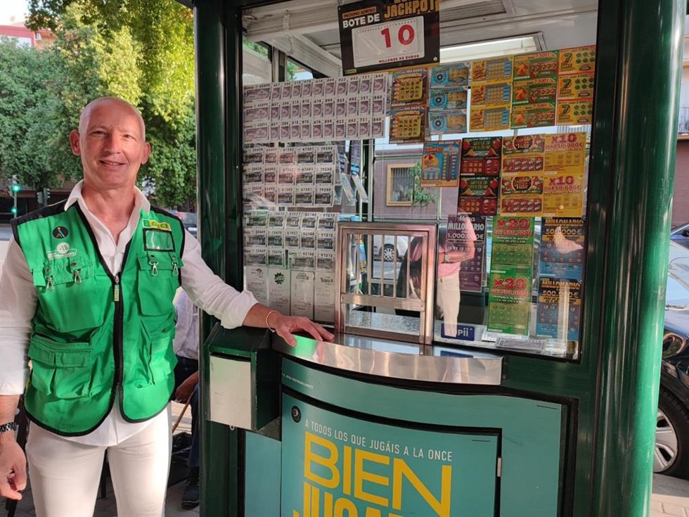 El vendedor de la ONCE Rafael Llopis, que ha repartido un millón de euros en las Tres Mil Viviendas.