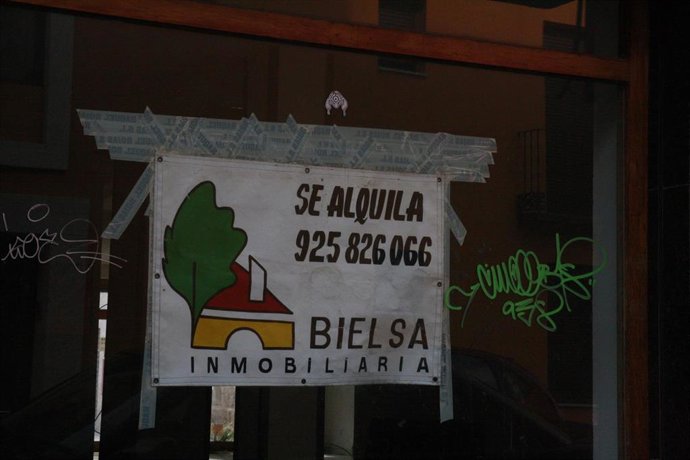 Archivo - Se alquila, cartel