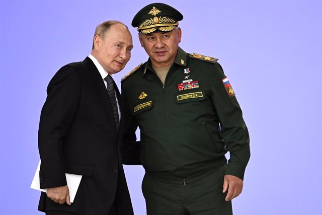 El presidente de Rusia, Vladimir Putin, junto al ministro de Defensa, Sergei Shoigu