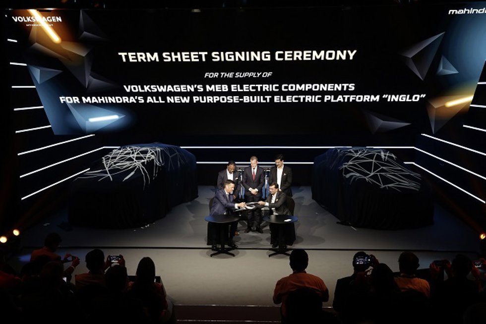 Thomas Schmall and Rajesh Jejurikar (foreground) at the signing.