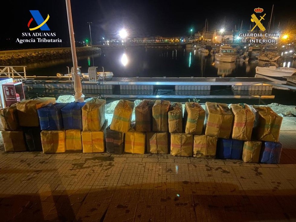 Archivo - Imgen de archivo de Fardos de hachís intervenidos en una operación contra el narcotráfico en Huelva.