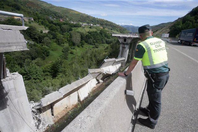 Archivo - Parte del viaducto de El Castro en la A-6, en dirección Madrid, que se derrumbó