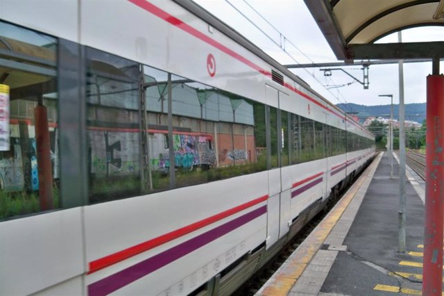 Archivo - Tren de Renfe Cercanías Bilbao