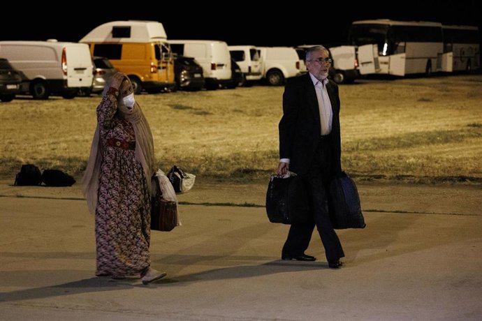 300 colaboradores afganos llegan a España un año después de la caída de Kabul