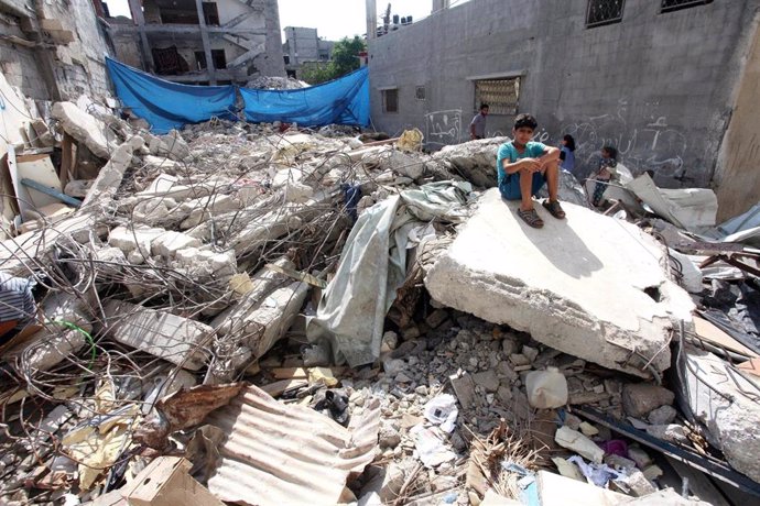Niños palestinos entre las ruinas en una casa en Rafá