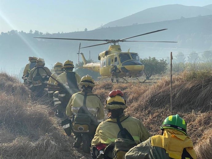Helicóptero y efectivos de la Región de Murcia en el operativo de extinción del incendio declarado en la Vall d'Ebo, en la provincia de Alicante