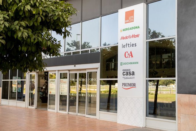 Archivo - Sevilla.- Los Arcos recibe el premio de la AECC a la mejor remodelación en la categoría de ampliaciones menores