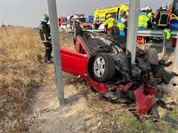 Tres heridos graves al volcar un coche e impactar contra un panel informativo en la A-5