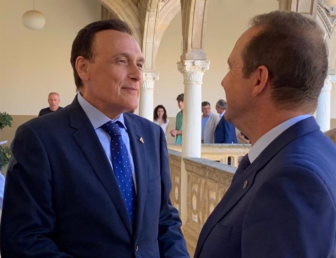 El consejero de Universidad, José Carlos Gómez Villamandos, charla con el rector de la UNIA,  José Ignacio García Pérez