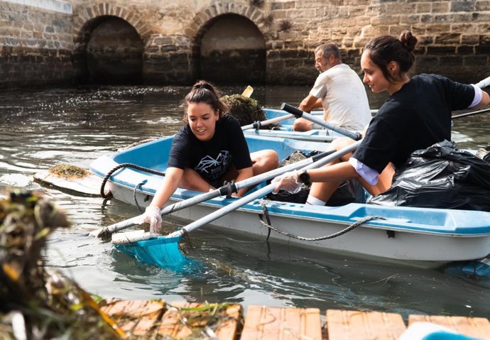 Voluntarios participan en la recogida de residuos