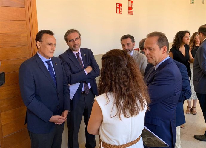 El consejero de Universidad, Investigación e Innovación, José Carlos Gómez Villamandos, antes de participar en la inauguración de los cursos de verano de la UNIA.