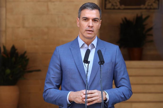 El presidente del Gobierno, Pedro Sánchez, comparece después de su reunión con el rey Felipe VI, en el Palacio de la Almudaina, a 2 de agosto de 2022, en Palma de Mallorca, Mallorca, Islas Baleares (España). El despacho de verano entre Sánchez y el Rey 