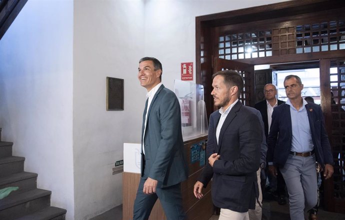 El presidente del Gobierno de España, Pedro Sánchez (i), a su llegada a una reunión durante su visita a La Palma, a 16 de agosto de 2022, en La Palma, Canarias (España). Se trata de su décimo viaje tras la erupción del volcán Cumbre Vieja en septiembre 