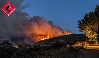 Evacuan la localidad de Benimassot ante el avance de las llamas del incendio de la Vall d'Ebo