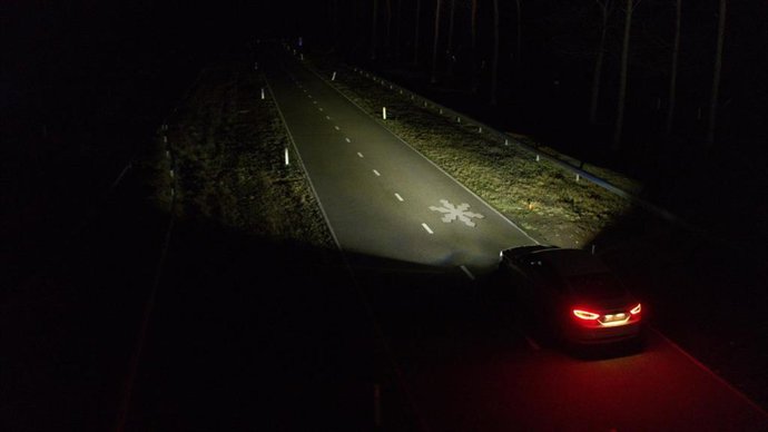 Tecnología de faros que proyecta información sobre la carretera