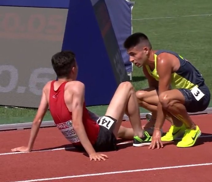 El atleta andorrano Nahuel Carabaña ayuda al danés, lesionado, Axel Vang Christensen en la prueba de los 3.000 metros obstáculos del European Championships Munich 2022