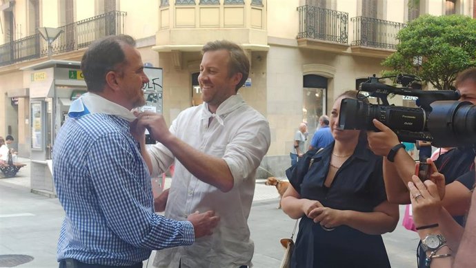 Corominas coloca el pañuelo de fiestas de San Sebastián a Iturgaiz.