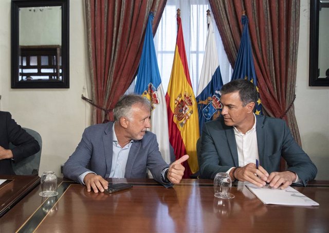 El presidente de Canarias, Ángel Víctor Torres (i), y el presidente del Gobierno de España, Pedro Sánchez