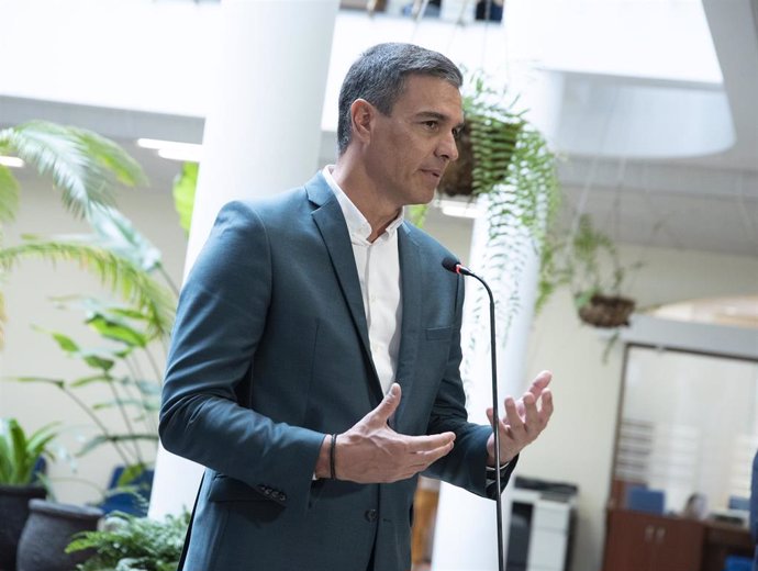 El presidente del Gobierno, Pedro Sánchez, comparece ante los medios de comunicación en el cabildo de Lanzarote, a 8 de agosto de 2022, en Lanzarote, Islas Canarias (España). El presidente llegó este miércoles a Lanzarote para comenzar sus vacaciones de