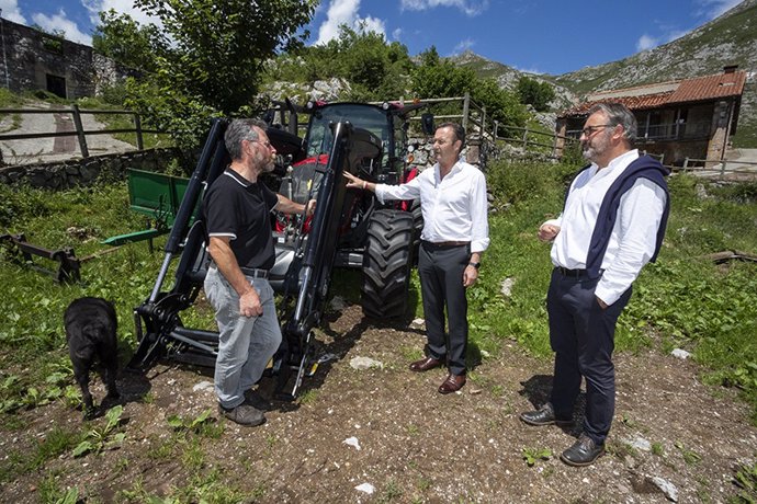 Archivo - El consejero de Desarrollo Rural, Guillermo Blanco (centro), con la nueva quitanieves para Tresviso