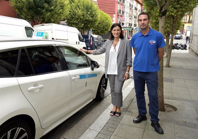 La alcaldesa de Santander, Gema Igual, el presidente de los taxistas, Manu Andoni Ruiz