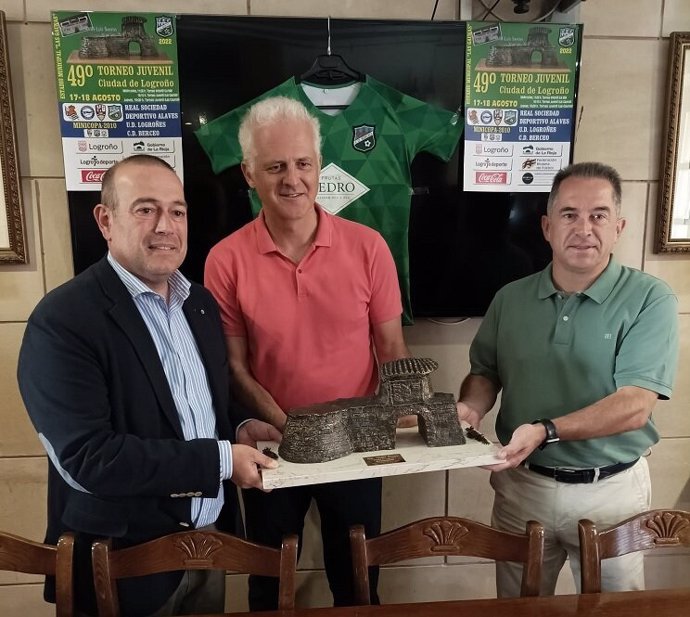 El alcalde de Logroño, Pablo Hermoso, el director general de Deporte, Eloy Madorrán, y el presidente del Club Deportivo Berceo, Esteban Rubio, en la presentación del torneo